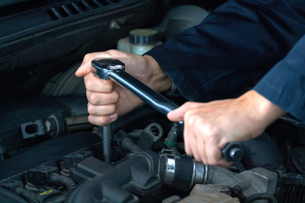 How to Loosen a Stuck Spark Plug